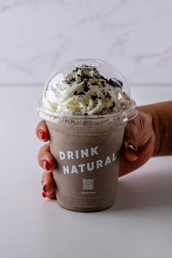 Comment développer un concept de bar à smoothies avec des ingrédients locaux dans un espace de restauration rapide ?